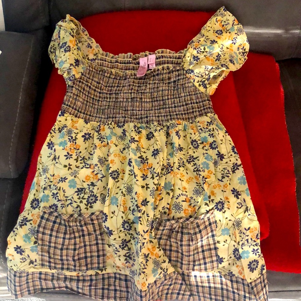 Y2K Dolled up size m blouse With front pockets